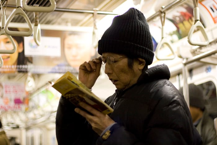 Gente durmiento en el metro de Tokyo