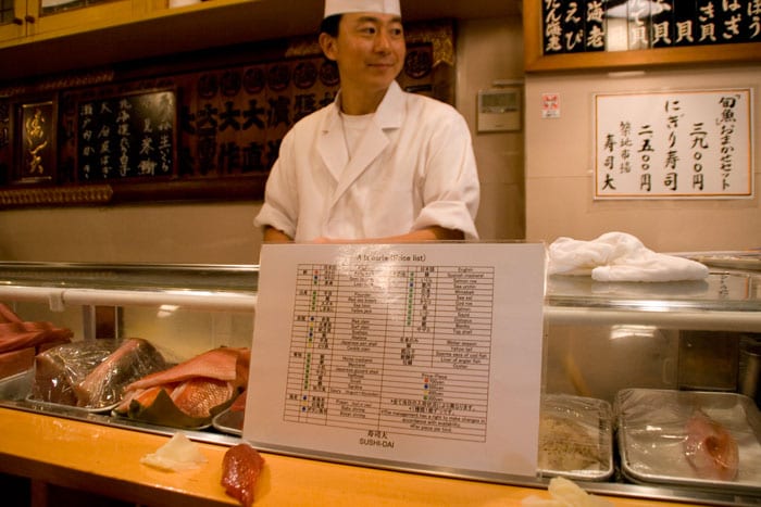 Nuestro cocinero el el Sushi-Dai restaurante-sushi-dai-mercado-tsukiji-interior-2 — Tokyo, Japón