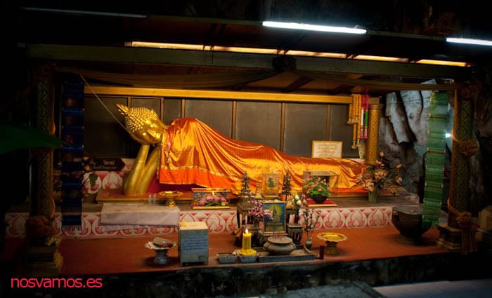Uno de los santuarios con un Buda reclinado — Kanchanaburi, Tailandia