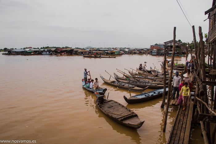 Casas flotantes en Camboya Acceso desde Kampong Chhnang a los barcos de madera — Chong Kos, Camboya