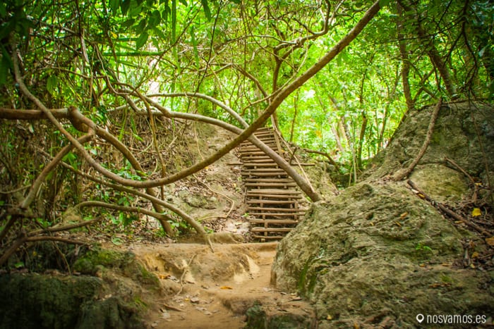 A medida que se sube, hay menos gente y el camino es más — Kanchanaburi, Tailandia