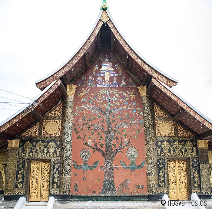 El árbol de la vida en la fachada trasera del templo © Juanjo Cacho — Luang Prabang, Laos