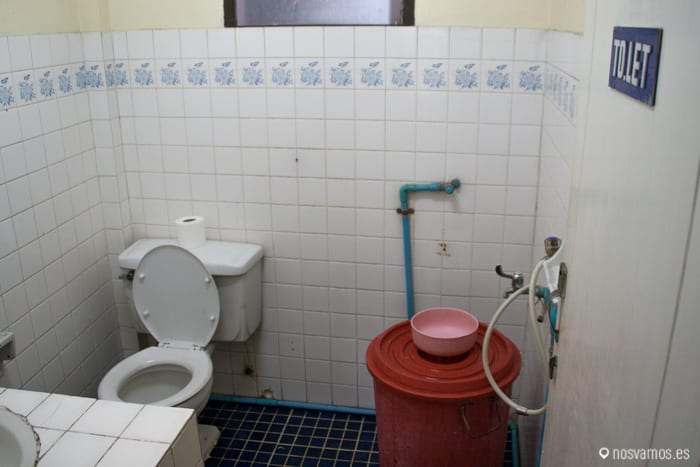 En nuestro baño compartido, el cubo grande sustituye a la ducha. Bangkok 2013