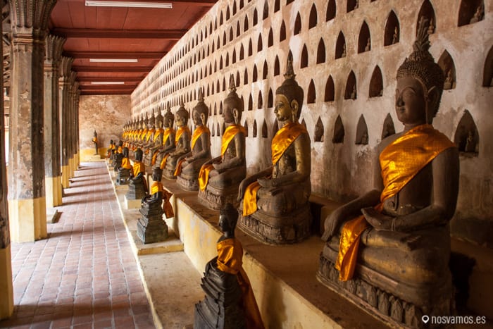 Miles de Estatuillas de Buda en los nichos del Wat Si Saket © Juanjo Cacho — Vientiane, Laos